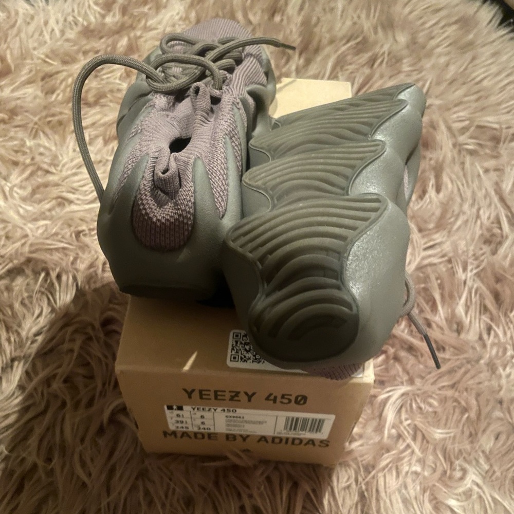 Yeezy 450 worn 1x. Looks brand new